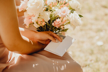 Discours de la demoiselle d'honneur de la mariée portant le bouquet de fleurs