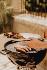 Faire griller la viande au barbecue pour le déjeuner