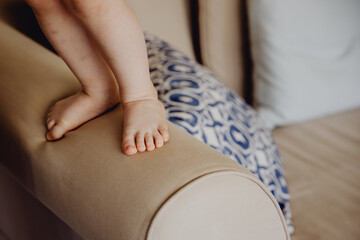 Petit bébé debout sur le canapé