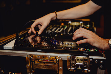 Dj mixant pendant la soirée