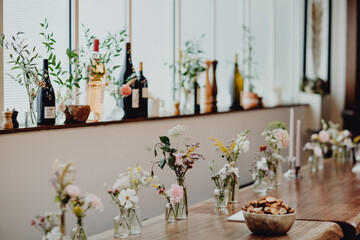 Salle de restaurant décorée pour l'évènement
