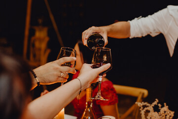 Tendre son verre pour le remplir de vin