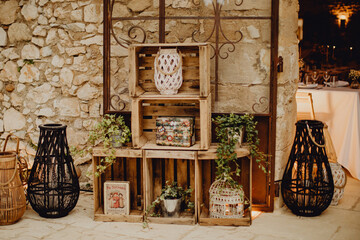 Accueil et d&eacute;coration rustique devant la salle de r&eacute;ception