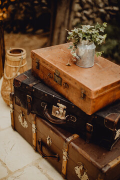 Trio de valises anciennes pour décorer l'évènement vintage