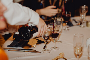 Remplir les verres de vin des invités