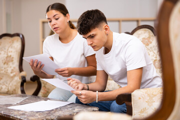 Obraz premium Female realtor helping young man fill out paperwork