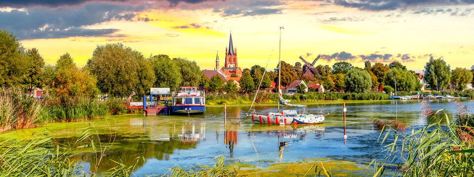 Heilig Geist Kirche und Bockwindm&uuml;hle, Werder, Havel, Brandenburg, Deutschland	