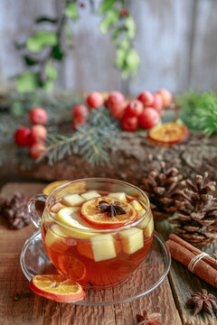 Rozgrzewająca zimowa herbata z pomarańczą, cytryną, jabłkami i anyżem