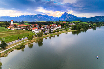 Fototapeta premium Deutschland, Bayern, Allgäu, Luftaufnahme vom Hopfensee mit Standup-Paddler