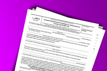 Obraz premium Form 921-I documentation published IRS USA 10.25.2019. American tax document on colored