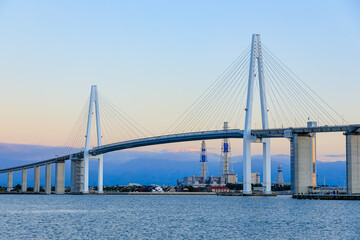 夕暮れの新湊大橋　富山県射水市　Shinminato Bridge at dusk. Toyama Prefecture Imizu city.