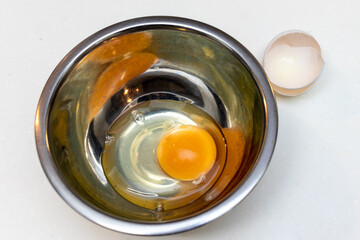 金属製ボウルの中の生卵