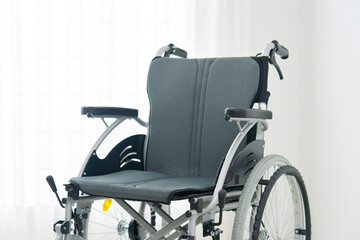 室内にある無人の車椅子のクローズアップ