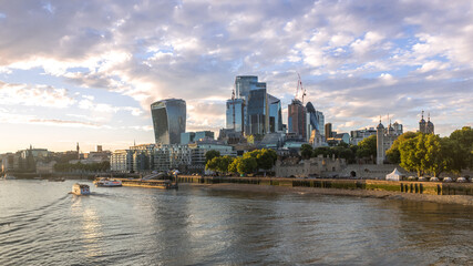 Obraz premium Sunset over London, a view on UK capital, the mixture of modern, classical and business architecture