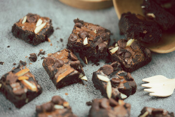 Chocolate brownies are cakes made from eggs, butter, flour and cocoa powder in the oven and topped with chocolate chips and almonds slice, The texture is crunchy on the outside but soft on the inside