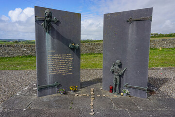 Ennistymon, Co. Clare, Ireland: An Gorta Mor (English: The Great Hunger) commemorates the victims of the Great Famine from 1845 to 1850. - obrazy, fototapety, plakaty