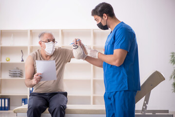 Obraz premium Male patient giving moneybag to doctor