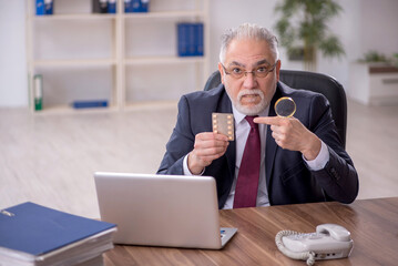 Old male employee feeling bad in the office