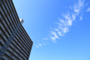 Obraz premium マンションと秋空