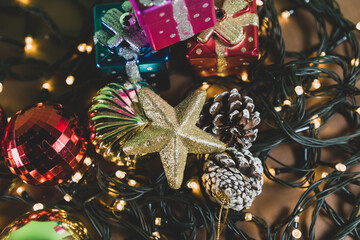 detalles y decoración navideña en fondo verde, esferas, san Nicolás, regalos, cajitas luces y...