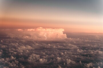 Mooie scène van bliksemstorm met zonsonderganghemel gezien vanuit een vliegtuig