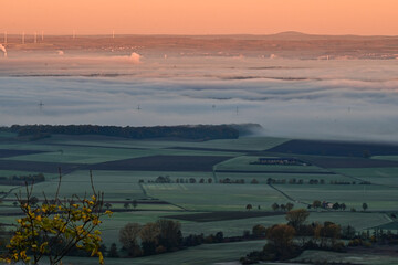 Panorama-Ausblick vom Aussichtsturm auf der Berggipfel Zabelstein bei Hundelshausen im Steigerwald, Blick über das Maintal nach Schweinfurt und Gerolzhofen bei Sonnenaufgang und Nebelschwaden