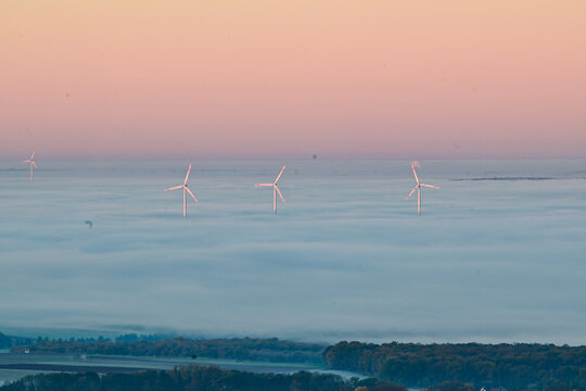 Windrad im Nebelmeer / Panorama-Ausblick vom Aussichtsturm auf der Berggipfel Zabelstein bei Hundelshausen im Steigerwald, Blick &uuml;ber das Maintal nach Schweinfurt 