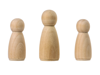 Drei Holzmännchen in einer Reihe. Team mit Anführer
