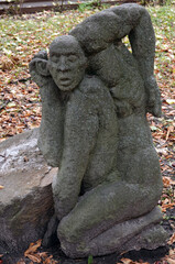 Fototapeta na wymiar Sculpture of a listening man in the park - art art
