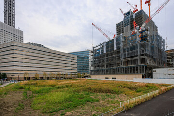 都会の開発地、完成したビルと建設中のビルと空地 © captainT
