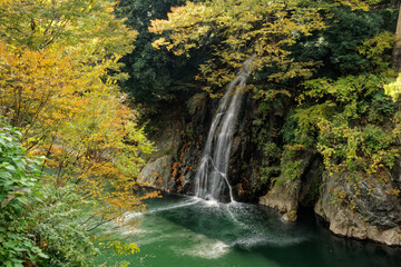 紅葉に彩られた渓谷と滝