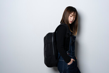 バッグを持った女性