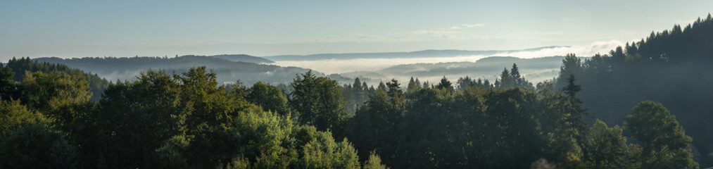 Poranne chmury nad zalewem Solińskim, mglisty wschód słońca w górach, mgła w dolinach. Bieszczady we mgle, Karpaty,
