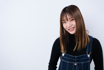 デニムのオーバーオールを着た女性