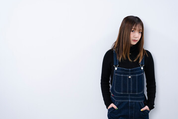 オーバーオールを着た女性