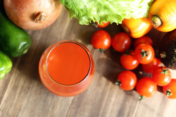 緑黄色野菜とグラスに注いだ野菜ジュース