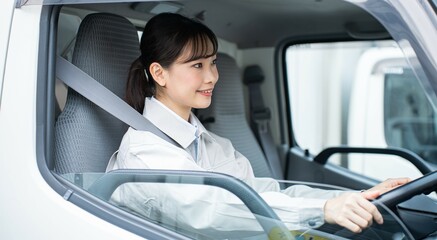 運転席に乗った若い日本人女性