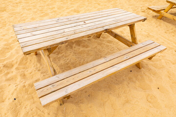 Mesa de picnic de madera en una playa (arena, viajes, vacaciones, relax, aventura, al aire libre)