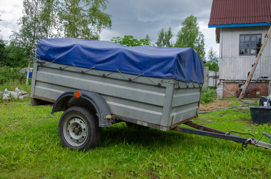 the trailer for the car is closed with an awning. Transportation of things.