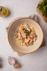 Obraz na płótnie Canvas Portion of gourmet alfredo pasta with chicken and mushrooms