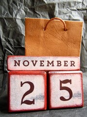надпись и дата из кубиков: 25 ноября и сумка на черном...