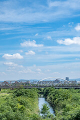 夏の青空と架橋の風景
