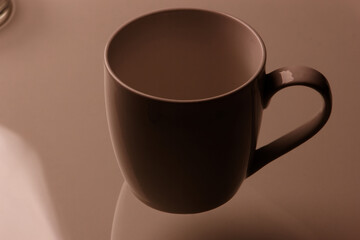 minimalist image with a coffee cup, close up foto