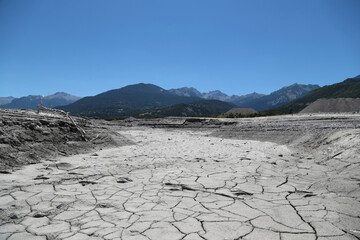 Ausgetrocknete See Landschaft am Lac Serre Proncon in den franz&ouml;sischen Alpen