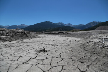 Ausgetrocknete See Landschaft am Lac Serre Proncon in den französischen Alpen