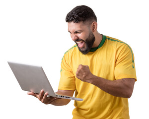torcedor da seleção brasileira de futebol vibrando com notebook na mão