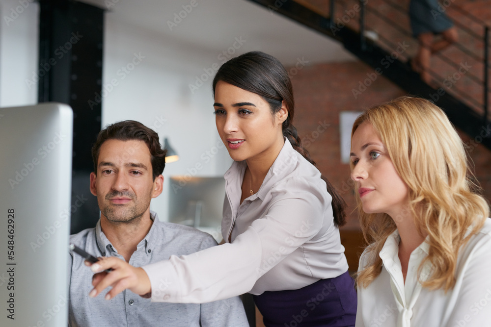 Aufkleber computer, teamwork and woman in digital marketing with analytics for advertising research data in of
