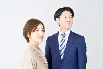 ビジネスウーマンとビジネスマンのポートレート　白背景