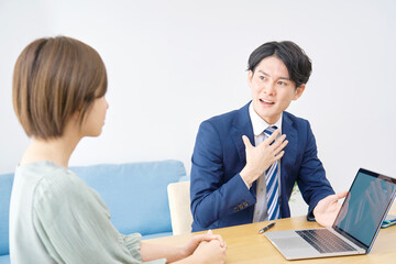 Fototapeta premium クライアントの家で話をする営業マン