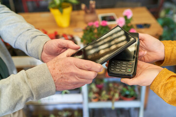 Mobile payment with a smartphone app on the NFC reader